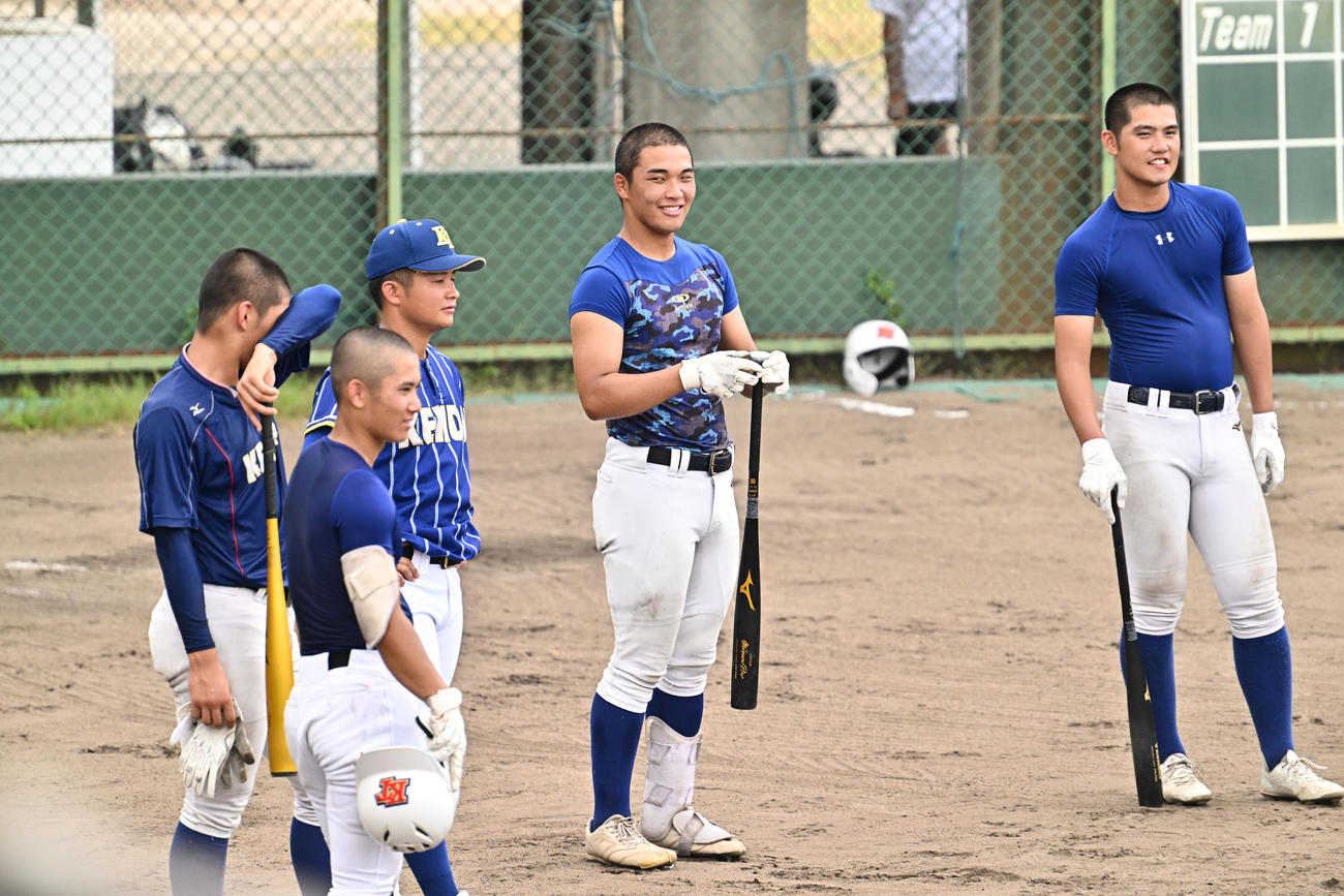 試合を翌日に控え調整する健大高崎・箱山（左から4人目）ら（撮影・滝沢徹郎）