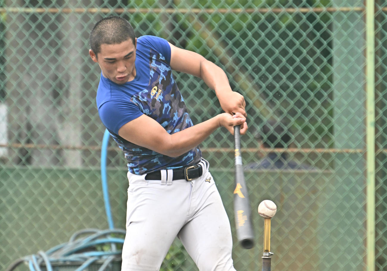 試合を翌日に控え調整する健大高崎・箱山（撮影・滝沢徹郎）