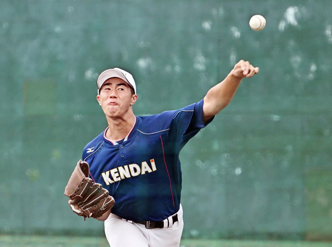 試合を翌日に控えブルペンで調整する健大高崎・下重（撮影・滝沢徹郎）