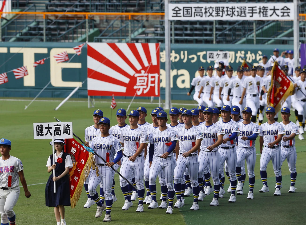 開会式のリハーサルで、入場行進する健大高崎の選手たち（撮影・藤尾明華）