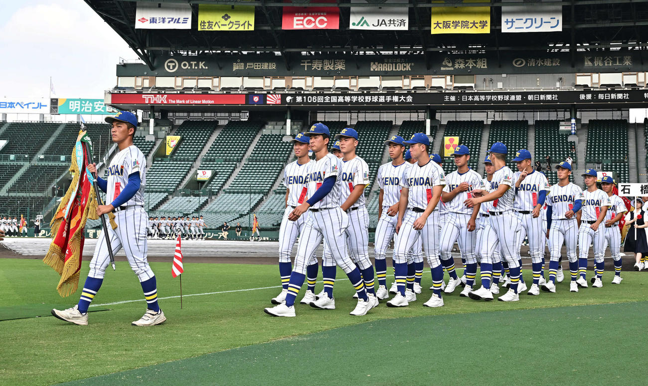 開会式リハーサルで入場する健大高崎の選手たち（撮影・滝沢徹郎）