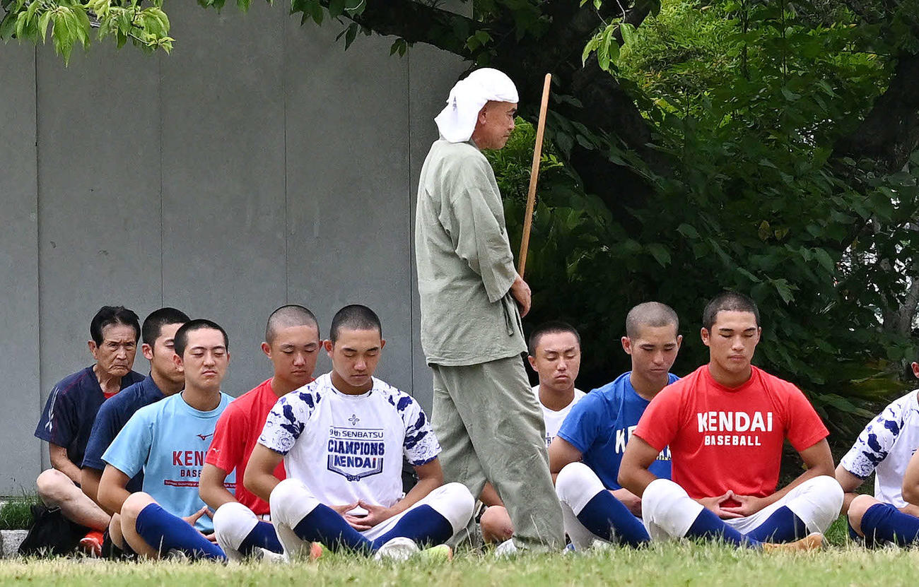 調整で座禅を組む健大高崎の選手たち（撮影・滝沢徹郎）