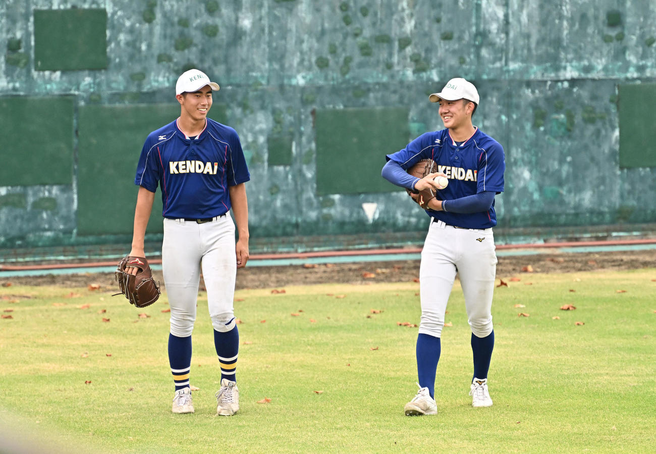 試合を翌日に控え笑顔で調整する健大高崎・下重（左）と石垣（撮影・滝沢徹郎）