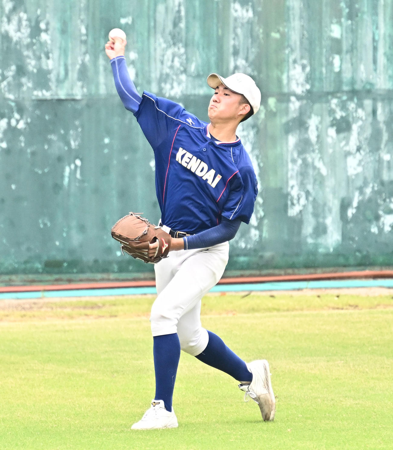 試合を翌日に控え調整する健大高崎・石垣（撮影・滝沢徹郎）
