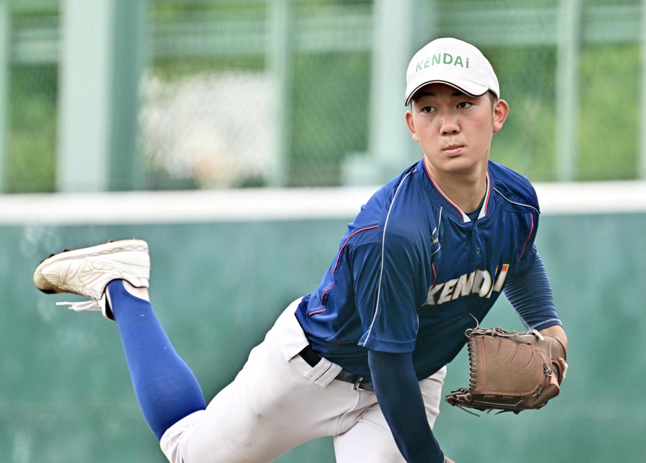 試合を翌日に控えブルペンで調整する健大高崎・石垣（撮影・滝沢徹郎）