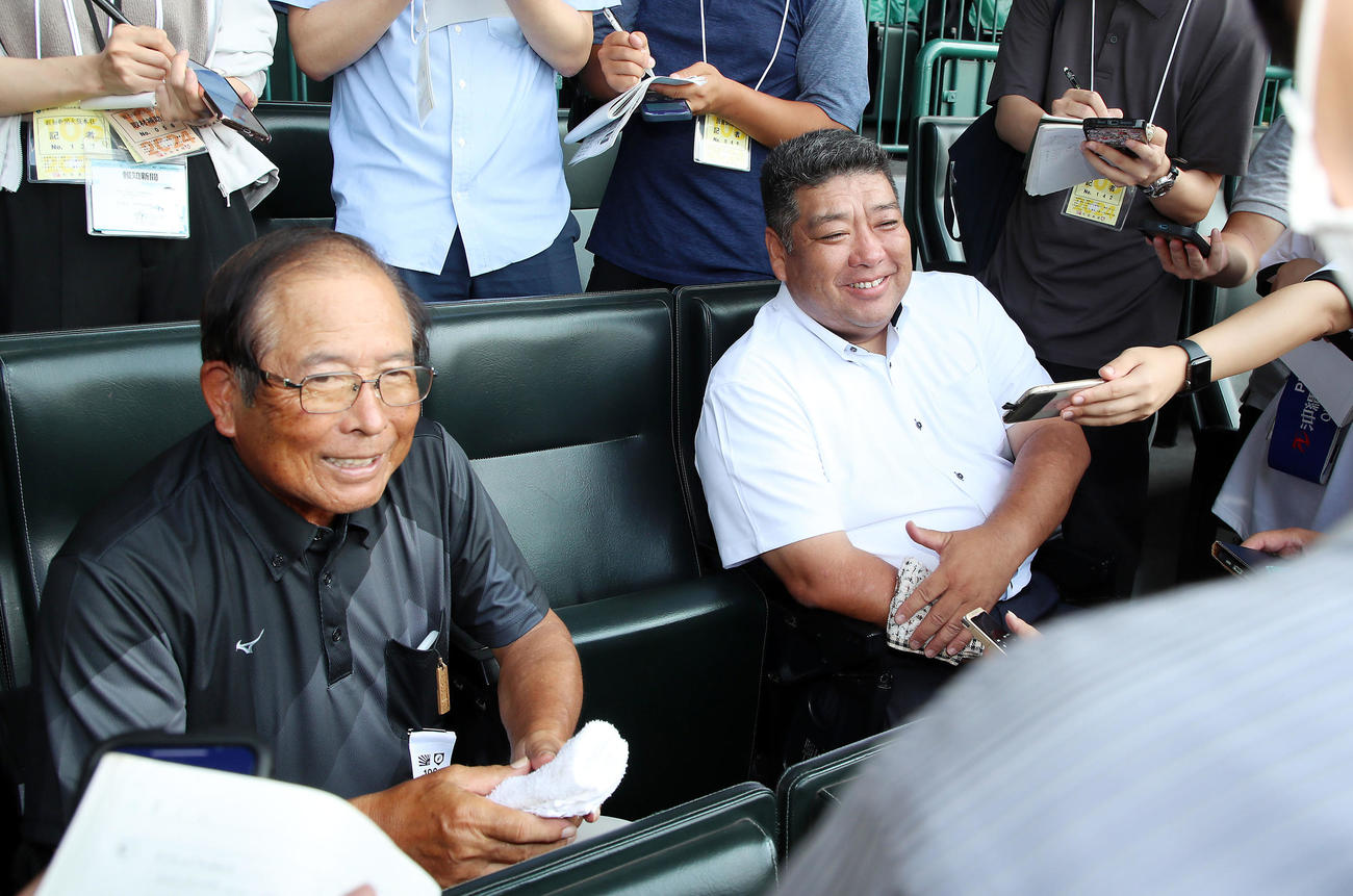 記者の質問に答える大阪桐蔭・西谷監督（右）と興南・我喜屋監督（撮影・加藤哉）