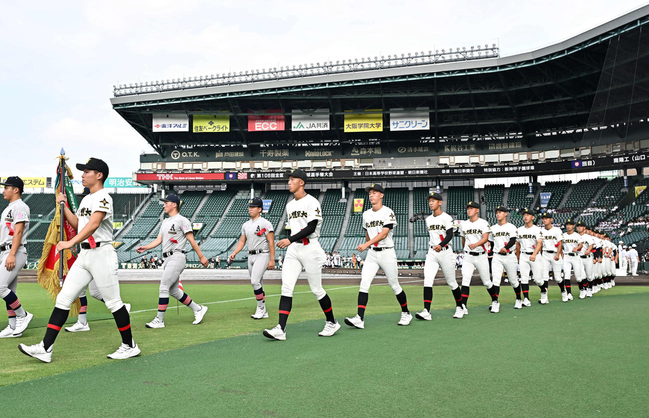 開会式リハーサルで入場する札幌日大の選手たち（撮影・滝沢徹郎）
