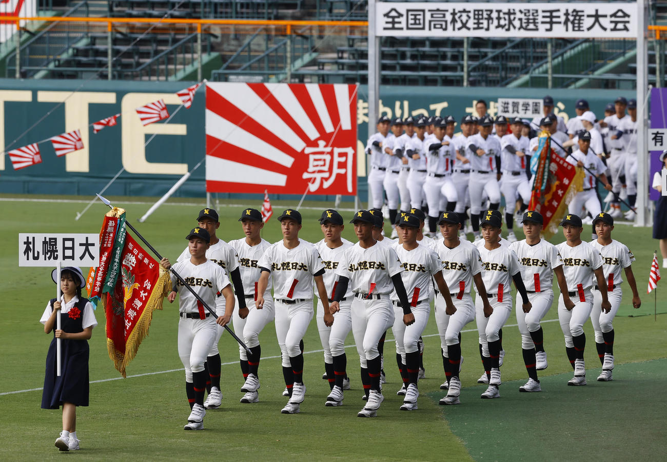 開会式のリハーサルで、入場行進する札幌日大の選手たち（撮影・藤尾明華）