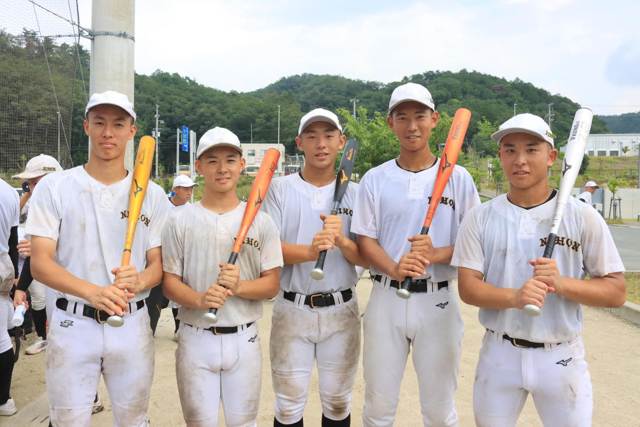 ロッテ村田コーチから贈られたバットを持つ札幌日大の選手たち（撮影・保坂果那）