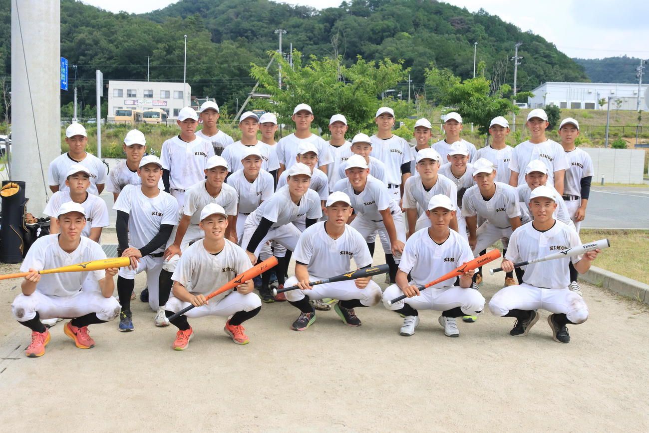 ロッテ村田コーチから贈られたバットを持つ札幌日大の選手たちはお礼の動画を撮影する（撮影・保坂果那）