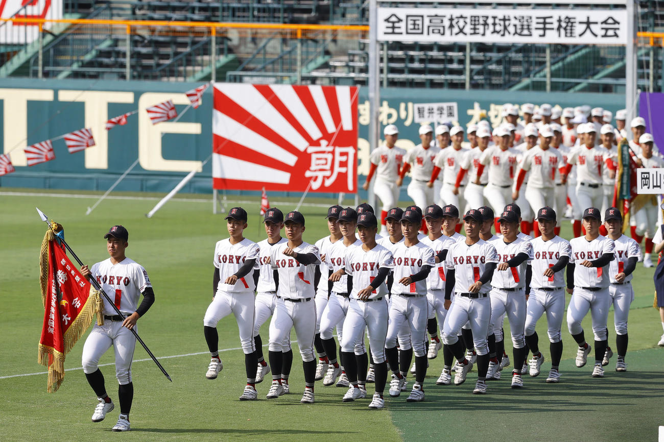 開会式のリハーサルで、入場行進する広陵の選手たち（撮影・藤尾明華）