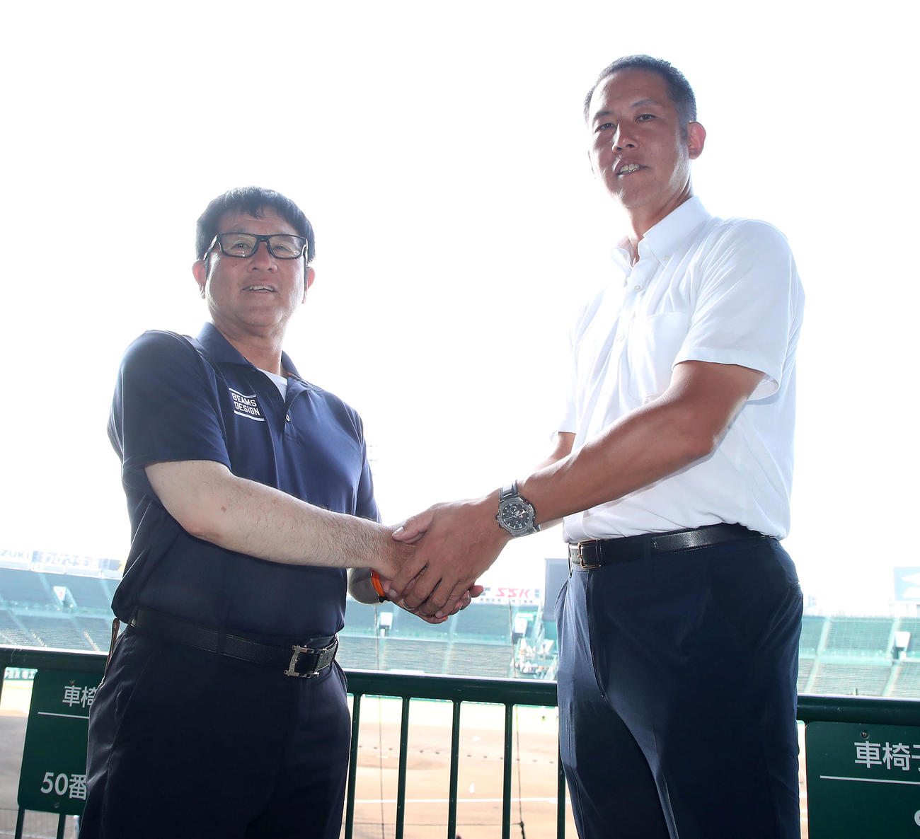 広陵・中井監督（左）と握手する熊本工・田島監督（撮影・加藤哉）