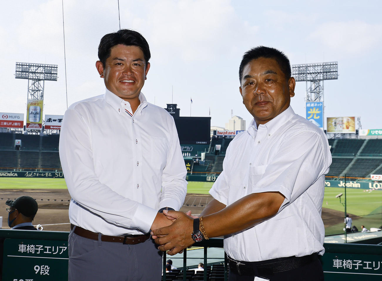 開会式のリハーサルを前に握手を交わす白樺学園・亀田監督（左）と創成館・稙田監督（撮影・藤尾明華）