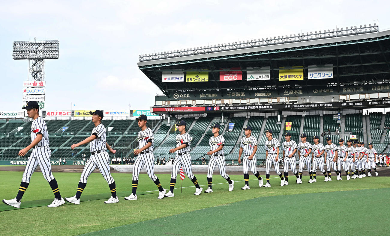 開会式リハーサルで入場する白樺学園の選手たち（撮影・滝沢徹郎）