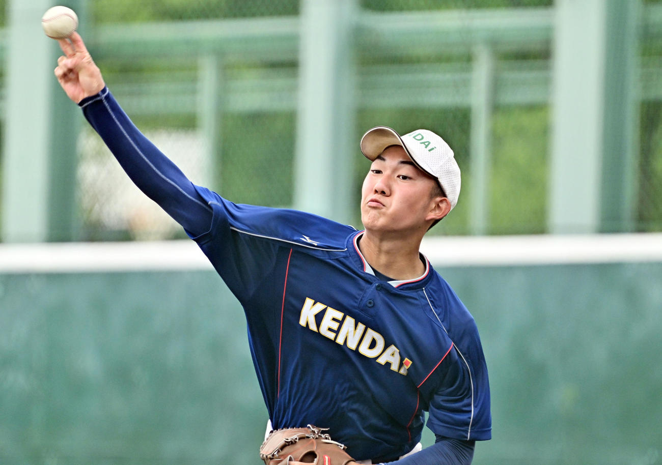 試合を翌日に控えブルペンで調整する健大高崎・石垣（撮影・滝沢徹郎）