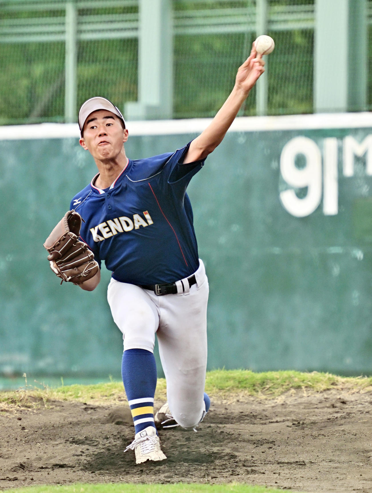 試合を翌日に控えブルペンで調整する健大高崎・下重（撮影・滝沢徹郎）