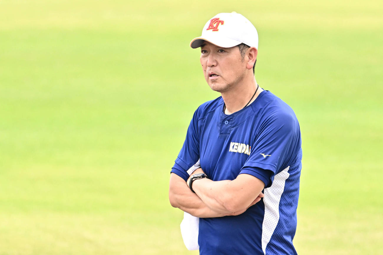 調整する選手を見守る健大高崎・青柳監督（撮影・滝沢徹郎）