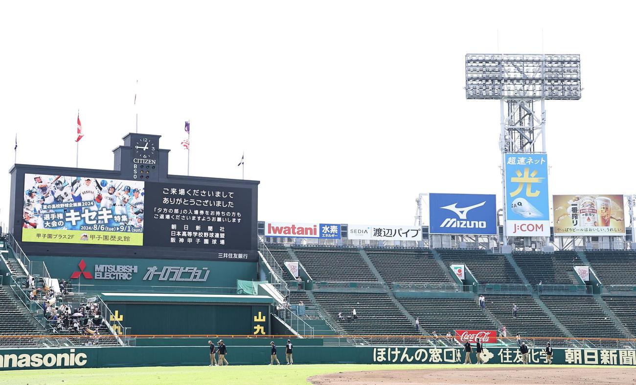 ファンが引き揚げた甲子園球場のスタンド（撮影・上田博志）