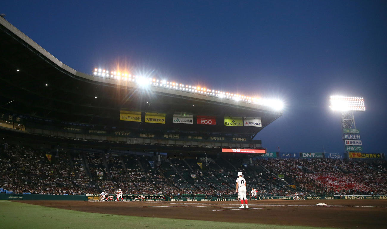 智弁学園対岐阜城北　ナイターの甲子園球場（撮影・上山淳一）