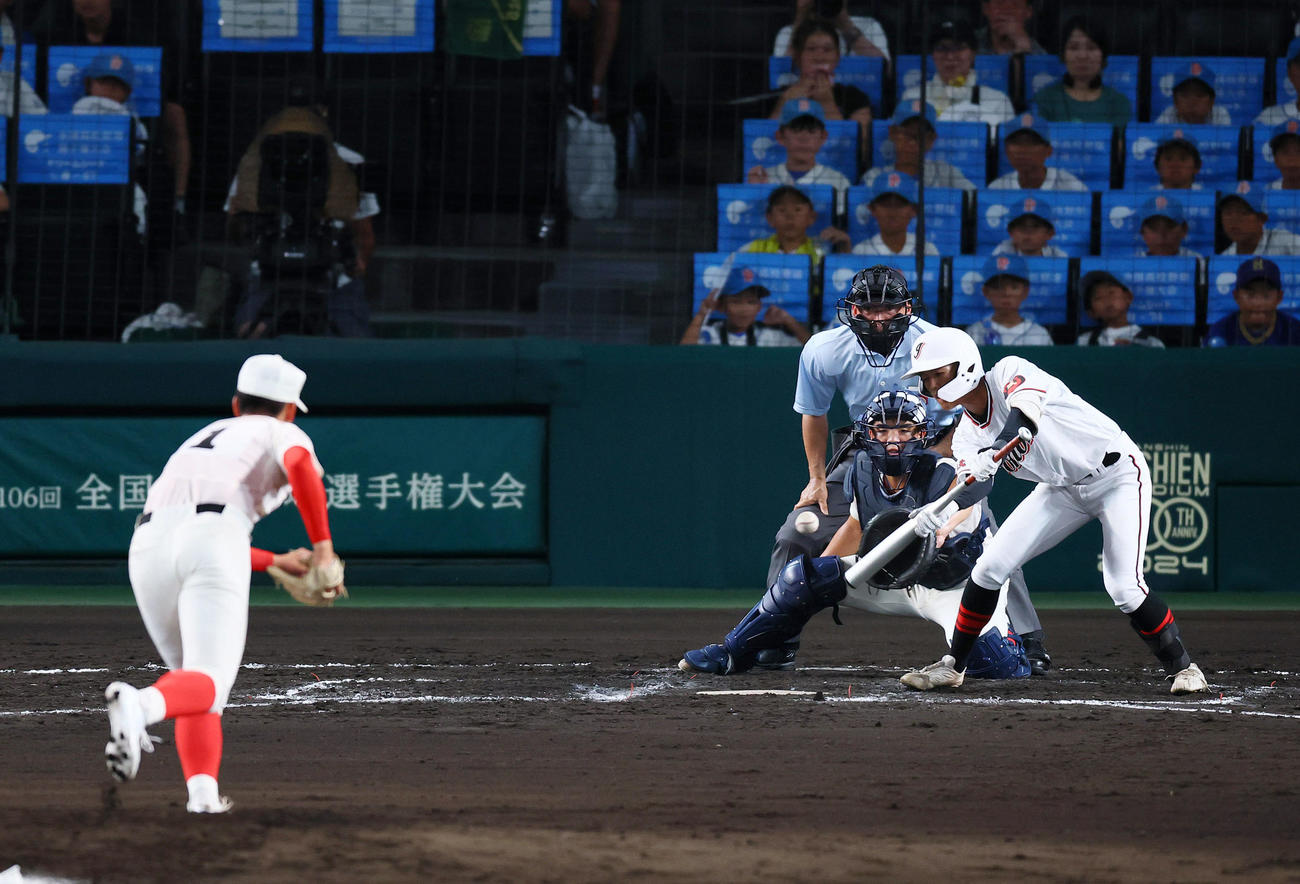智弁学園対岐阜城北　3回裏岐阜城北1死一、三塁、、長江が先制のスクイズを決める（撮影・藤尾明華）