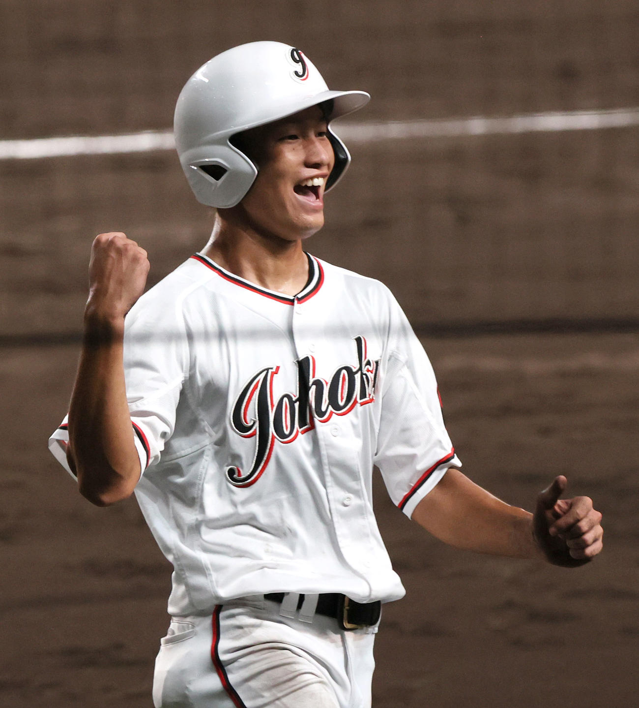 智弁学園対岐阜城北　3回裏岐阜城北1死一、三塁、三走・河野は長江のスクイズで先制生還し喜ぶ（撮影・上山淳一）