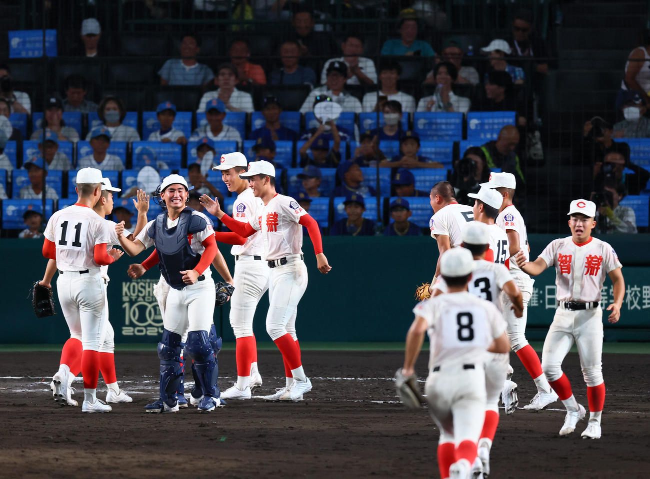 智弁学園対岐阜城北　岐阜城北い競り勝ちタッチを交わす智弁学園ナイ（撮影・藤尾明華）