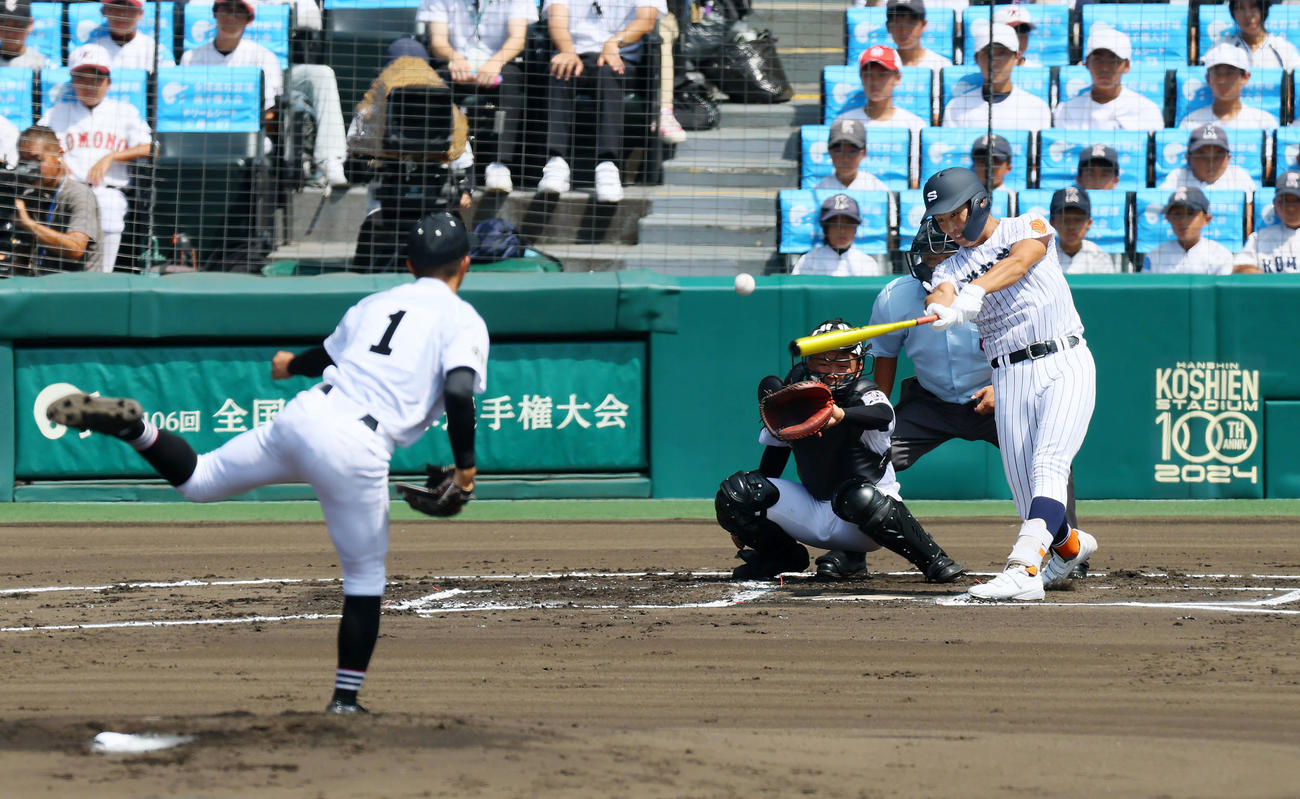 滋賀学園対有田工　1回表滋賀学園1死一、三塁、岡田は中へ2点適時二塁打を放つ。投手石永（撮影・加藤哉）