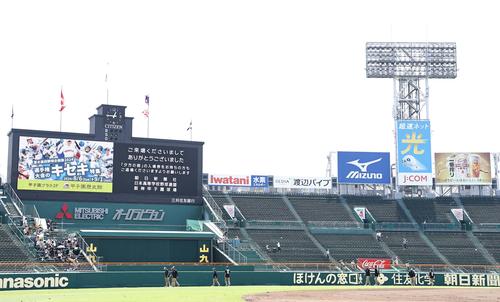 ファンが引き揚げた甲子園球場のスタンド（撮影・上田博志）