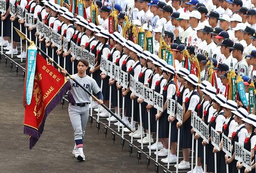 優勝旗返還を行う慶応・加藤主将（撮影・上田博志）