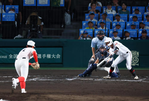 智弁学園対岐阜城北　3回裏岐阜城北1死一、三塁、、長江が先制のスクイズを決める（撮影・藤尾明華）