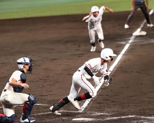 智弁学園対岐阜城北　3回裏岐阜城北1死一、三塁、長江は先制のスクイズを決める（撮影・上山淳一）