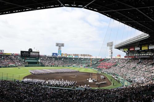 開会式で行進をする代表の球児たち（撮影・上田博志）