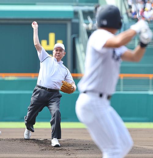 始球式を務める江川氏（撮影・上田博志）