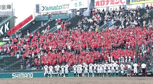 滋賀学園対有田工　応援団席へあいさつをする有田工ナイン（撮影・上田博志）