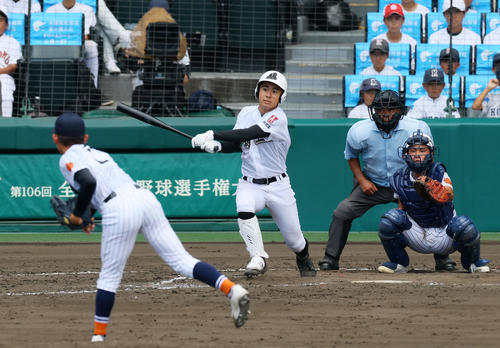 滋賀学園対有田工　4回裏有田工2死二塁、石永は右適時打を放つ。投手脇本（撮影・加藤哉）