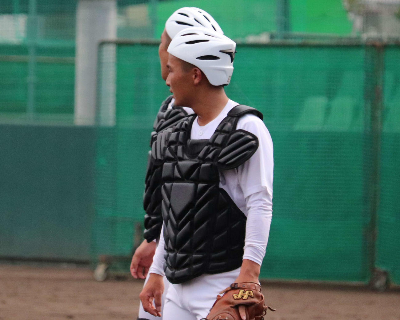 練習時に白色のヘルメットやアンダーシャツを着用する、広陵ナイン