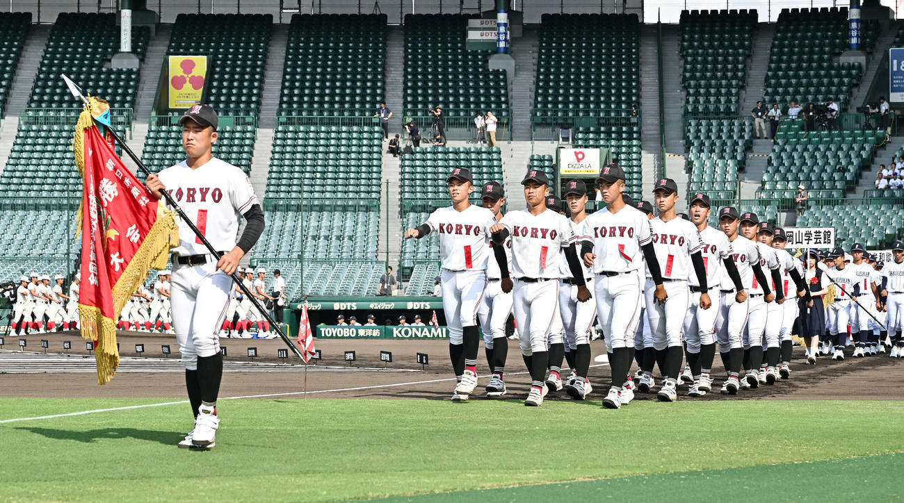 2024年8月6日、開会式リハーサルで入場する広陵の選手たち（撮影・滝沢徹郎）