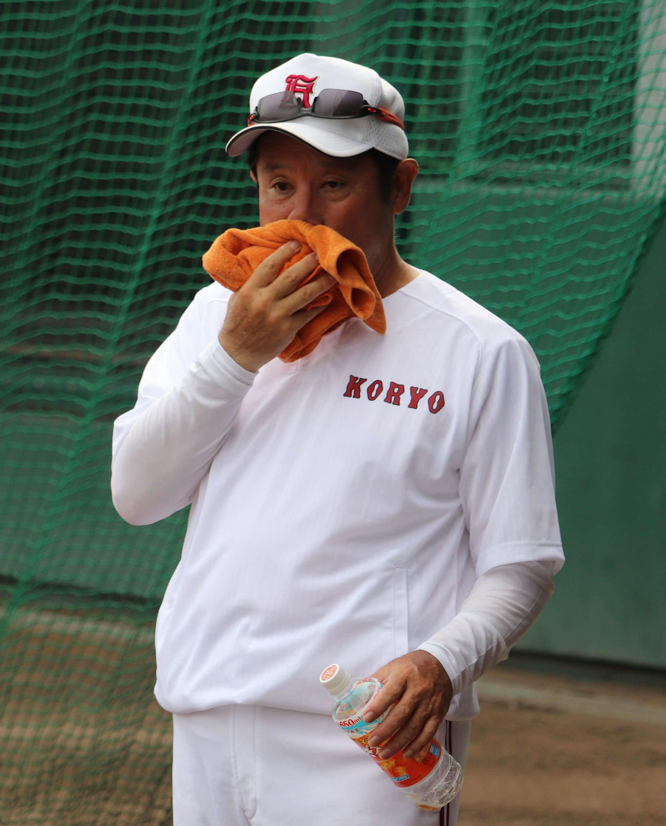 開幕前の練習で、白色の帽子やアンダーシャツを着用する広陵の中井監督（撮影・中島麗）