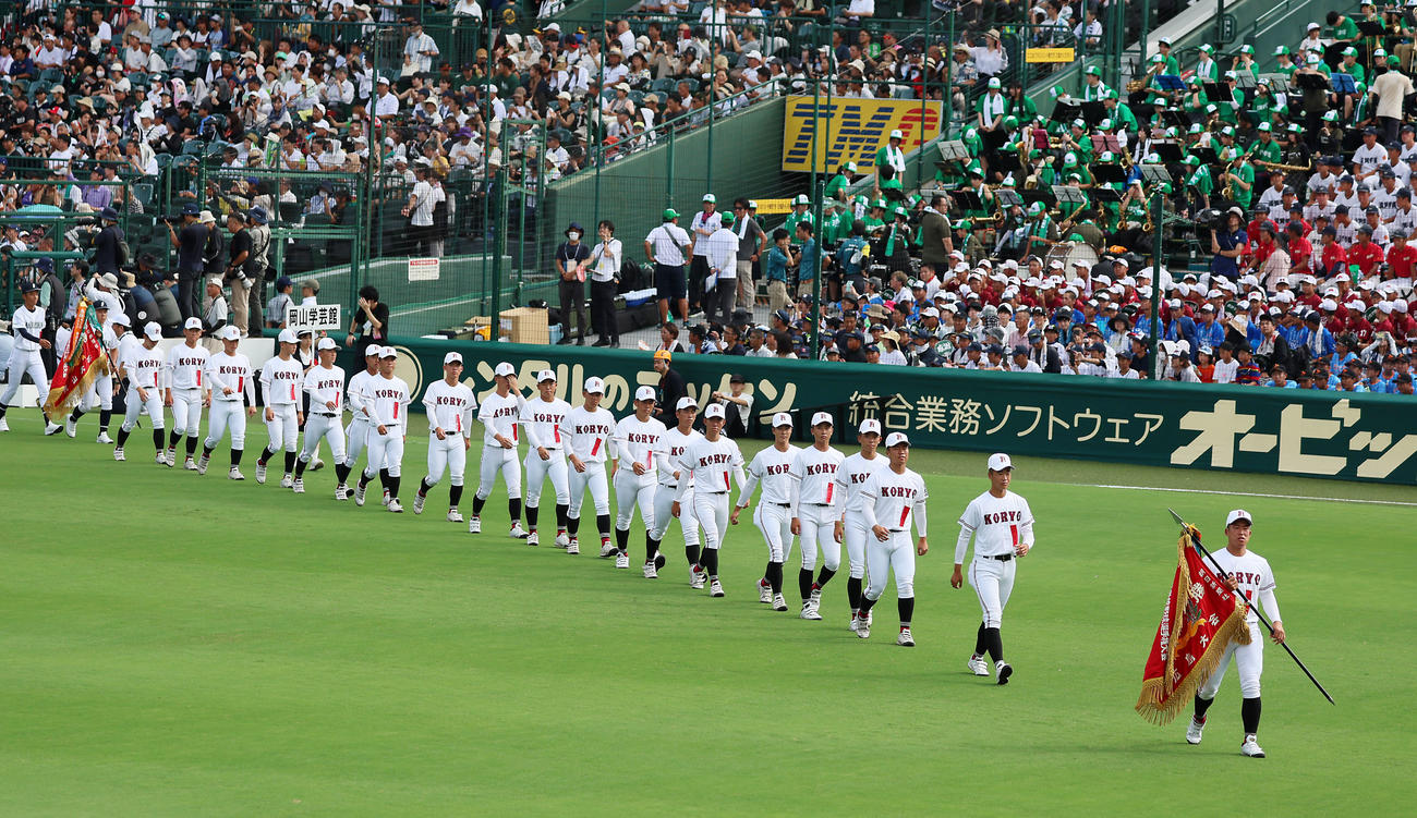 開会式で入場行進する広陵ナイン（撮影・加藤哉）
