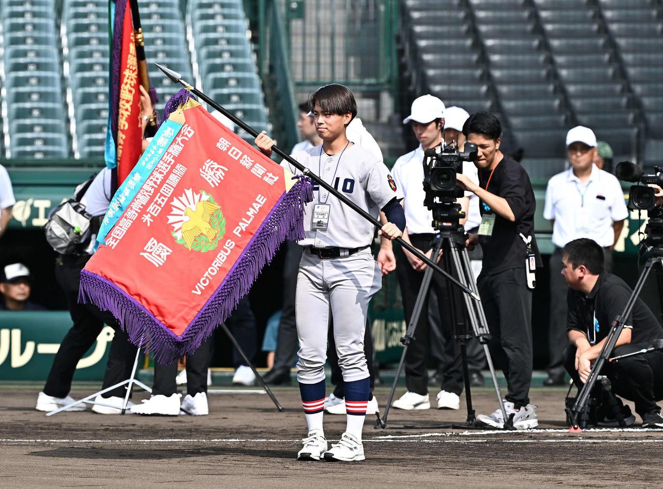 2024年8月6日、開会式リハーサルで優勝旗の返還を行った慶応・加藤右悟