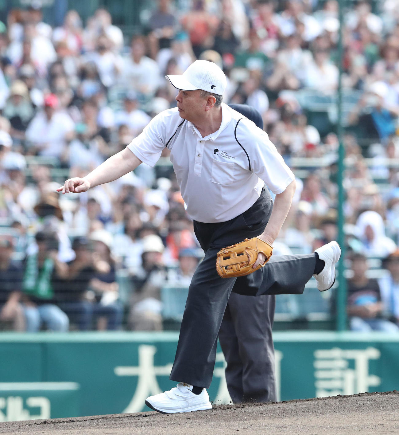 始球式で投球する江川卓氏（撮影・白石智彦）