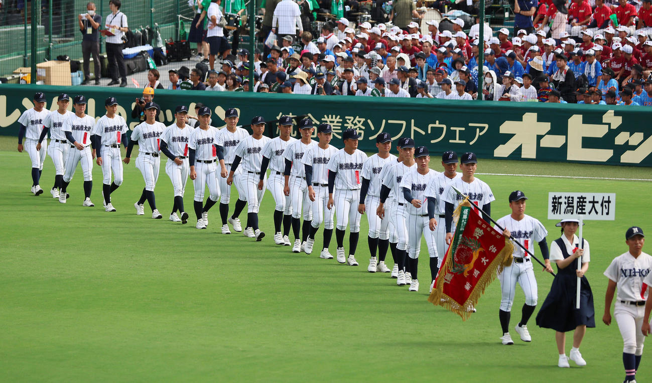 開会式で入場行進する新潟産大付ナイン（撮影・加藤哉）