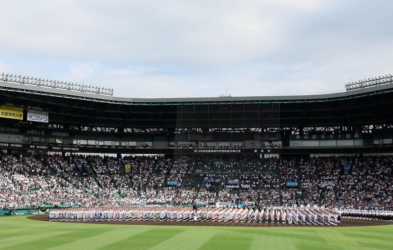 君が代を歌う出場校ナイン（撮影・加藤哉）