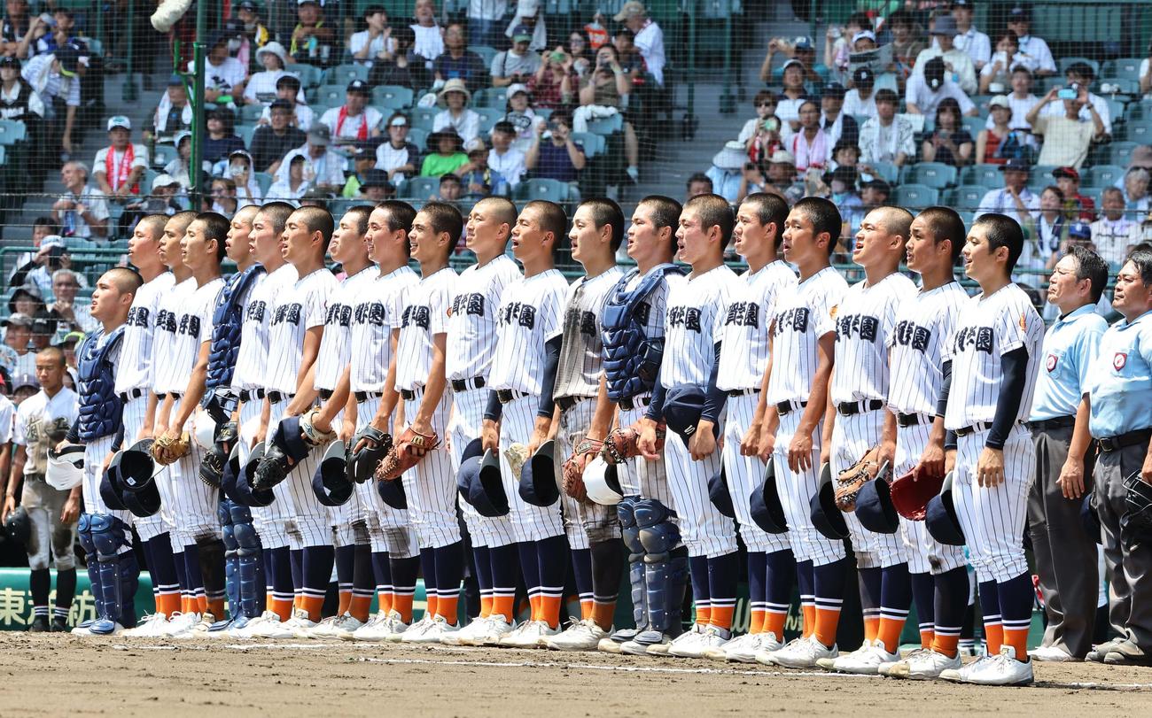 滋賀学園対有田工　有田工に勝利した滋賀学園ナインは甲子園で校歌を歌う（撮影・上田博志）