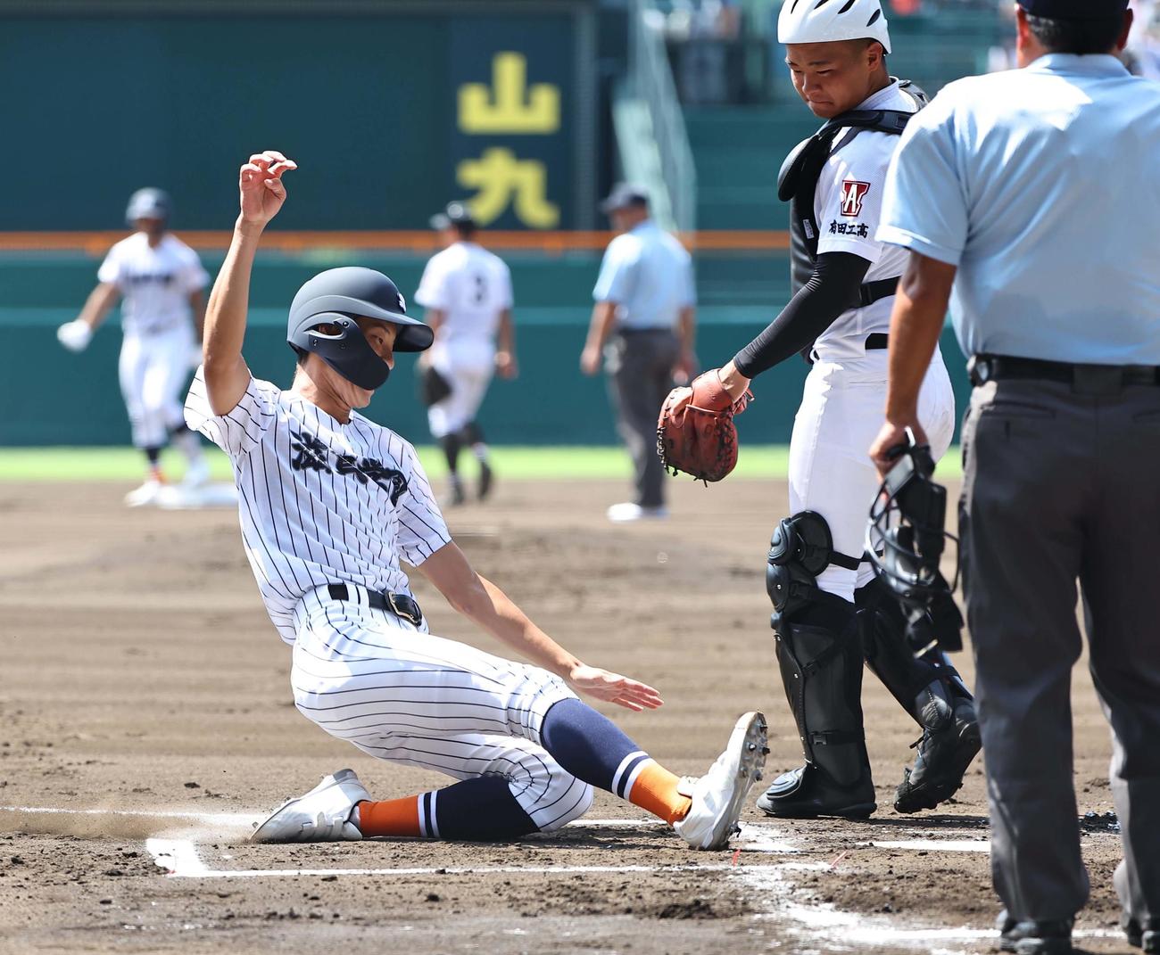 滋賀学園対有田工　1回表滋賀学園1死一、三塁、滋賀学園・岡田の適時二塁打で生還する岩井（撮影・上田博志）