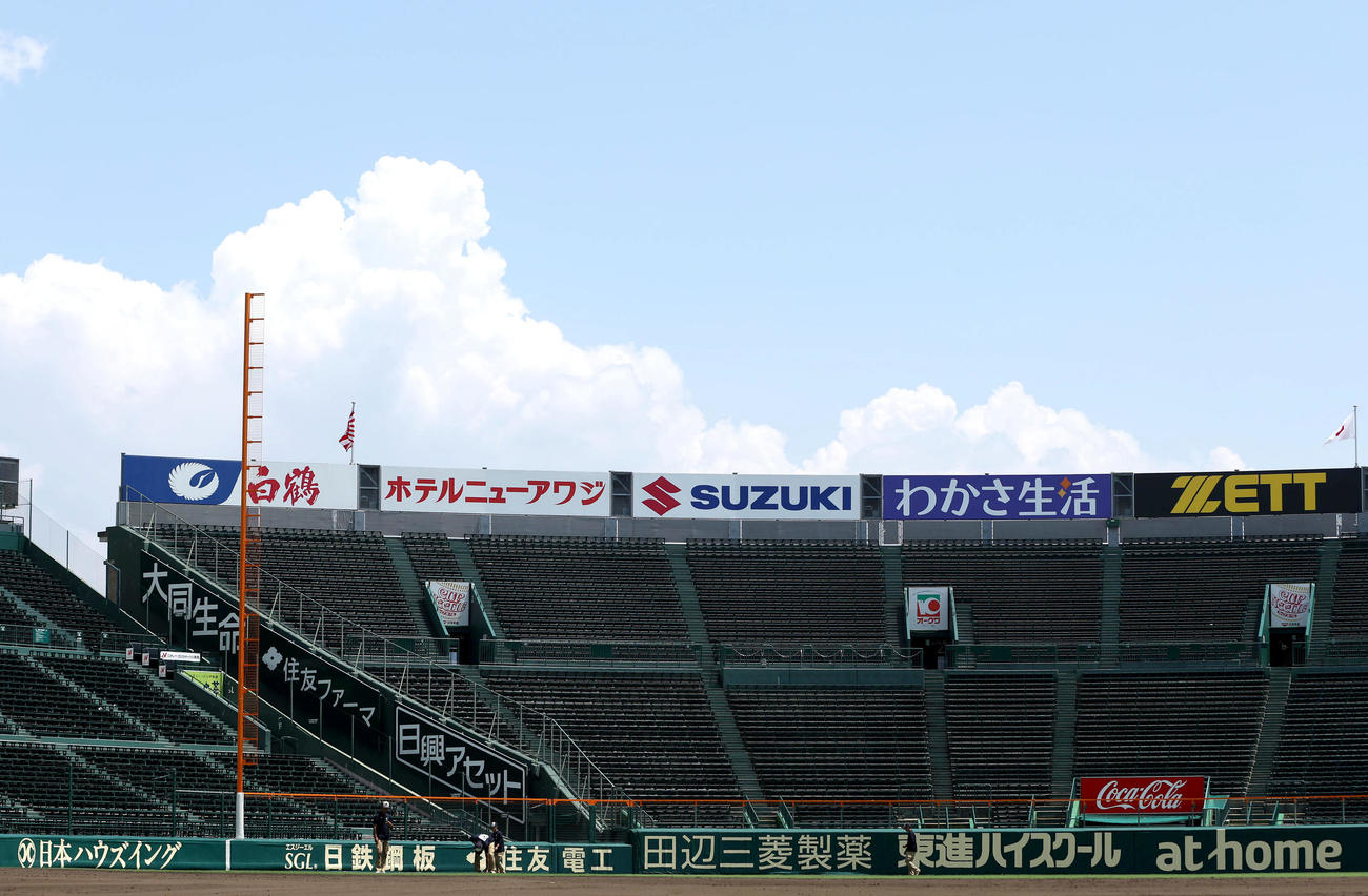 滋賀学園対有田工　2部制のため第1試合を終え観客が引き揚げた外野スタンド（撮影・白石智彦）