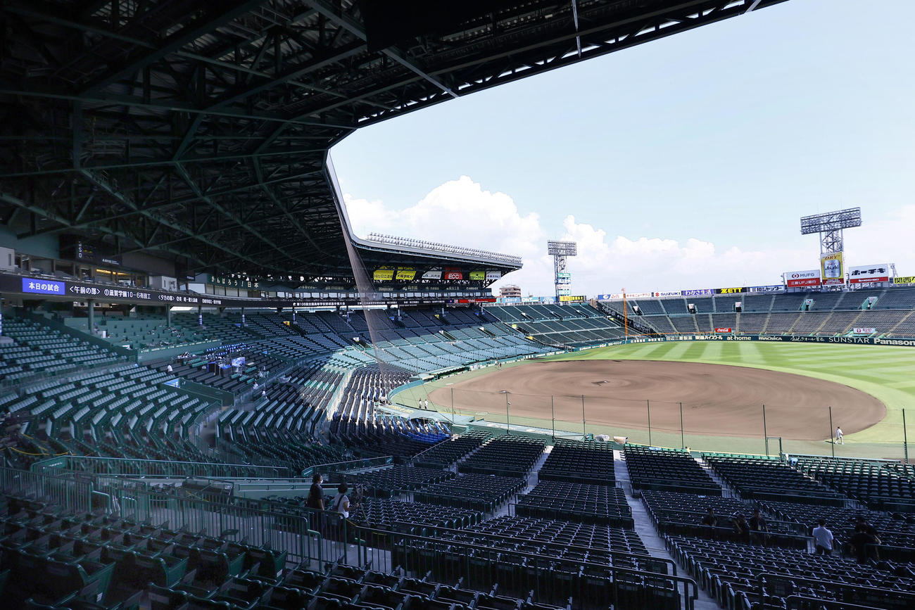 2部制実施のため、観客がいなくなった甲子園球場のスタンド（撮影・藤尾明華）