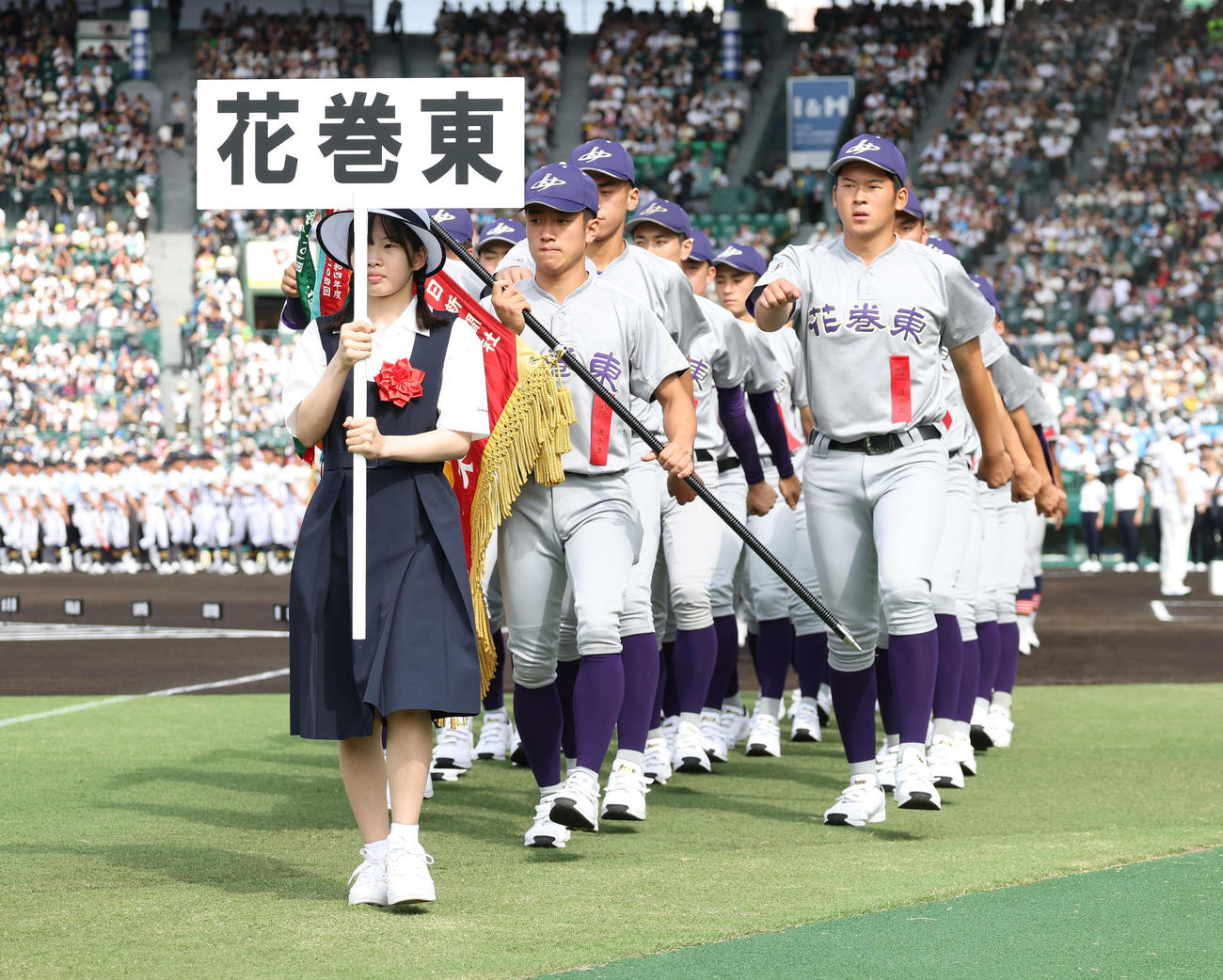 開会式で入場行進する花巻東ナイン（撮影・白石智彦）