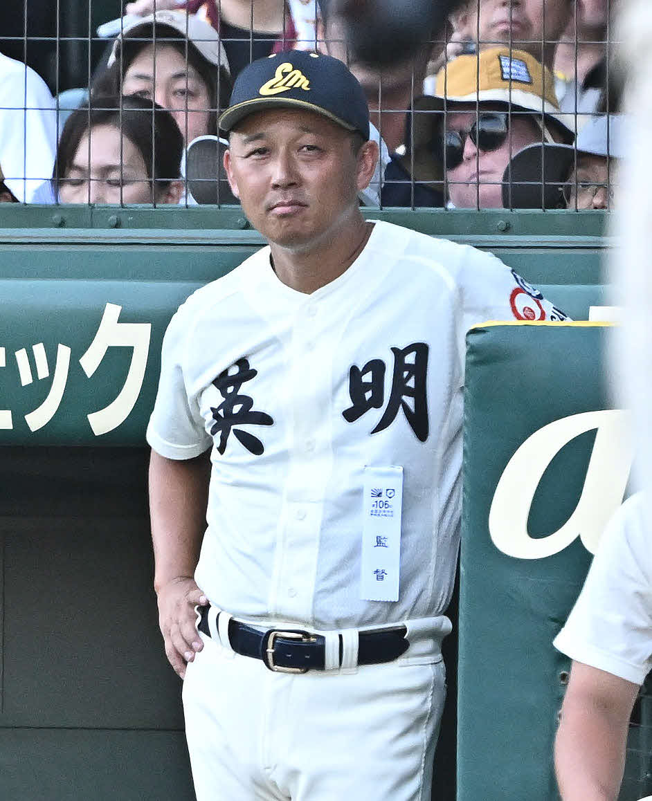 英明対健大高崎　戦況を見守る英明・香川監督（撮影・滝沢徹郎）