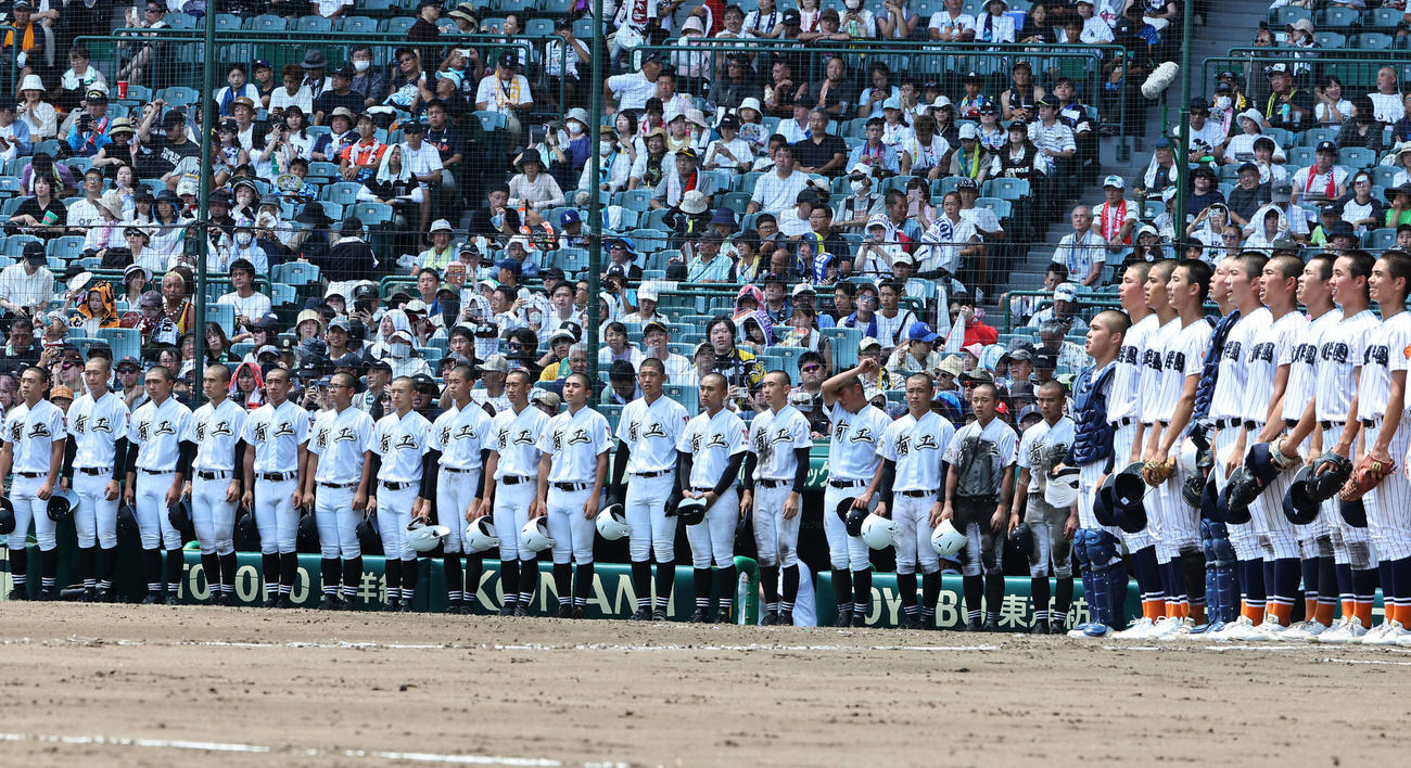 滋賀学園対有田工　整列して滋賀学園の校歌を聴く有田工ナイン（撮影・上田博志）
